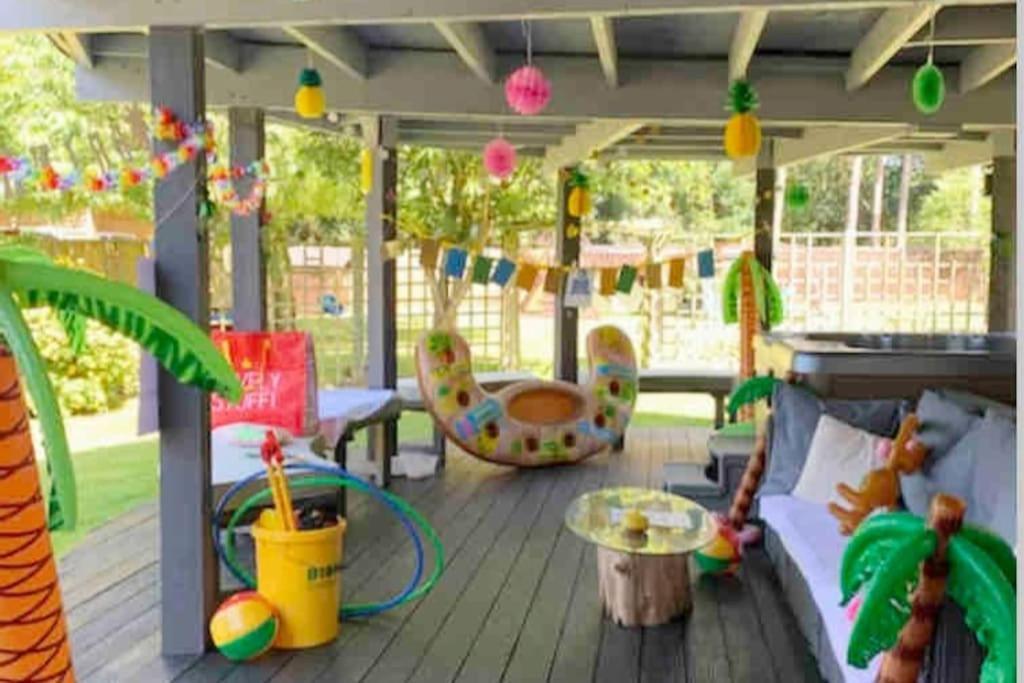 ת'טפורד Hen & Stag Retreat Weekend Stay Sleeps 10 To 30 מראה חיצוני תמונה