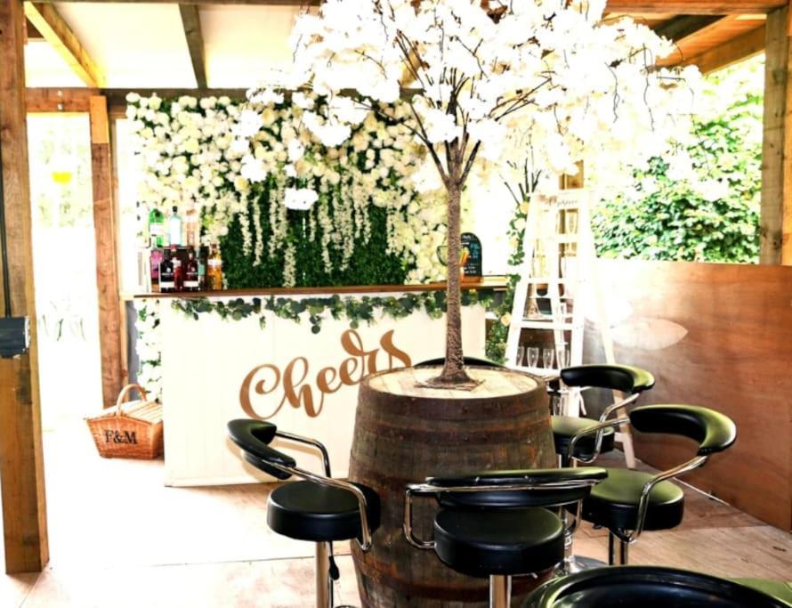 ת'טפורד Hen & Stag Retreat Weekend Stay Sleeps 10 To 30 מראה חיצוני תמונה