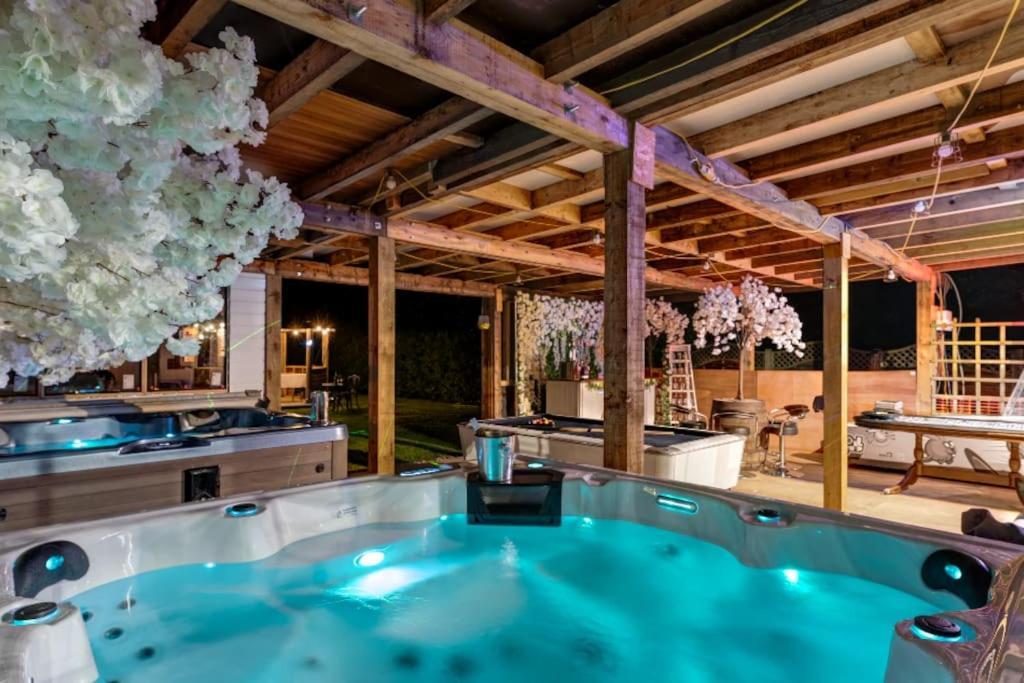 ת'טפורד Hen & Stag Retreat Weekend Stay Sleeps 10 To 30 מראה חיצוני תמונה