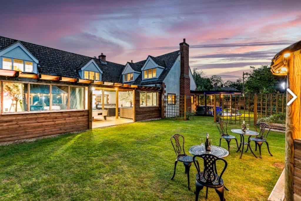 ת'טפורד Hen & Stag Retreat Weekend Stay Sleeps 10 To 30 מראה חיצוני תמונה